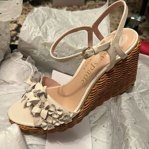 Kate Spade Fiori wicker flower wedges 8.5 color is parchment, creamy off white